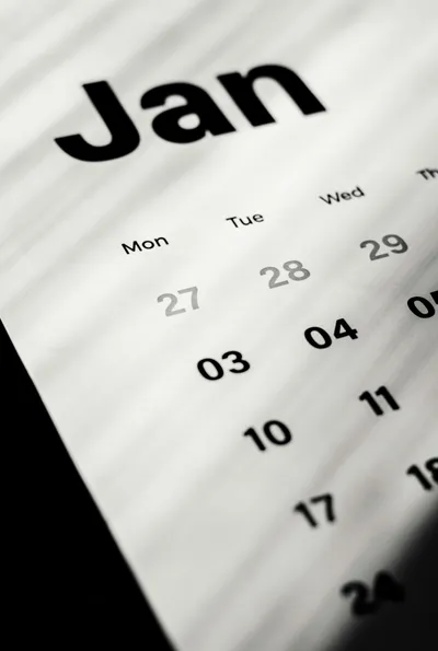Primer plano de un calendario de pared marcando los días del mes